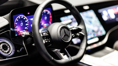 Kemény év jön a Mercedesnél, levágják a költségeket, visszavágják az osztalékot