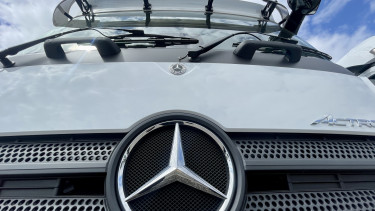 Részben kiszáll teherautós cégéből a Mercedes