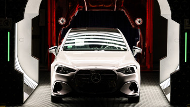 Beállt a sorban a Mercedes-Benz, nincs vége az európai autóipar szenvedésének