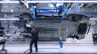 Alkatrészhiány miatt leállt a Mercedes-Benz egyik legfontosabb üzeme
