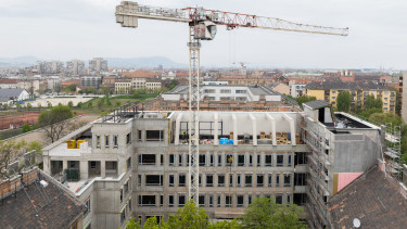 Nem mindennapi szervezés a belvárosi építkezésen: százéves épületeket kellet óvni, már szerkezetkész a kollégium