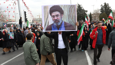 Kiderült, ki Irán új vezetője, nem csitulnak a támadások, Trump elitalakulatokat vethet be – Híreink az iráni háborúról percről percre hétfőn