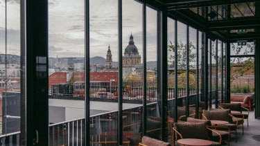 Több tízezer növénnyel és belvárosi tetőterasszal nyitotta meg kapuit az új Moxy hotel Budapesten