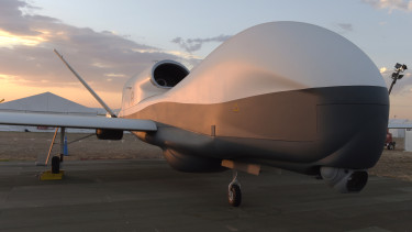 Vészjelzést adott le, majd hirtelen zuhanni kezdett az Egyesült Államok MQ-4C Triton csúcsfegyvere – Mélyen hallgat a hadsereg