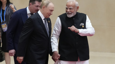 Kell ennél egyértelműbb jelzés? Vlagyimir Putyin kezét fogva intett be Donald Trumpnak a nagyhatalom vezetője