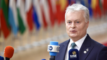 Órákig körözött az elnöki repülőgép Vilnius felett, miután egy titokzatos drón tűnt fel a légtérben