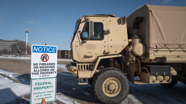 Videó: páncélosok vannak a forrongó amerikai város utcáin - Rohamosan eszkalálódik a helyzet