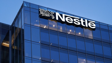 Kemény döntés a Nestlénél: 16 ezer munkahelyet szüntetnek meg