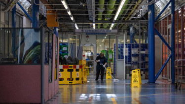 Néhány héten belül teljesen földbe áll az európai autógyártás, Magyarországon is aggódhatnak