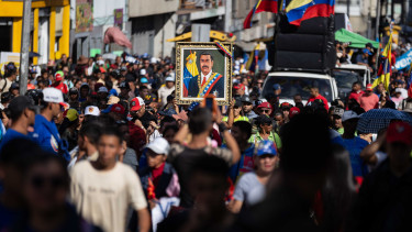 Váratlan vendégek bukkantak fel a harapófogóba került országban: nem rejtették véka alá, mi a szándékuk