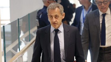 Történelmi tettet hajt végre a volt francia elnök, de erre a legkevésbé sem lehet büszke
