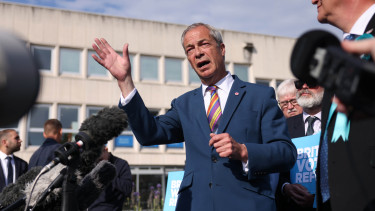Áll a bál a brexit fenegyereke körül: lemondott a korrupcióval vádolt Nigel Farage, de van egy csavar a történetben
