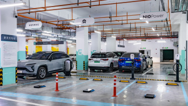 Riválisokból partnerek: a Geely bevásárolja magát a Nio akkucserés üzletébe