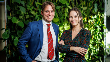 Bértranszparencia és AI a munkahelyeken: Jelentős változások várnak a cégekre 2026-tól