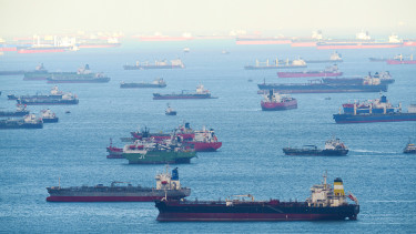 Mentőöv a Hormuzi-szorosnál dekkoló hajóknak - Jöhet a biztosítás!