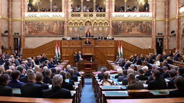 Már most fedezetlen költekezésbe kezdett a kormány, és a tűzijáték még csak ezután jöhet