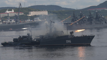 Moszkva bejelentette: hosszútávú küldetésre indulnak a flotta korvettjei, bevetették a Ka-27 helikoptereket