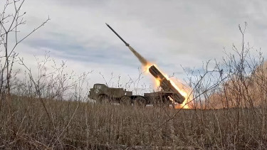 Tűz alatt Zaporizzsja és Harkiv, indulhat a 90 milliárd eurós uniós hitel Ukrajnába – Híreink az orosz-ukrán frontról szerdán 