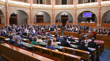 Meglépi a Tisza Párt: jelentősen csökkentik a politikusok fizetését