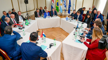 Politikai paranoia döntheti dugába Ursula von der Leyen legnagyobb húzását