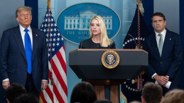 Súlyosbodik a botrány Washingtonban: saját embere közölte Trumppal, hogy benne van az óriási port kavart aktákban