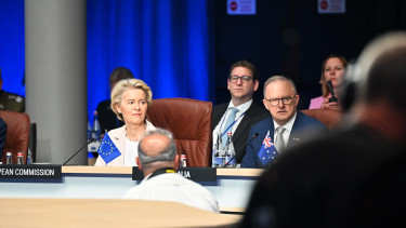 Von der Leyen kezébe veszi a tárgyalásokat – személyesen utazik a világ másik végére