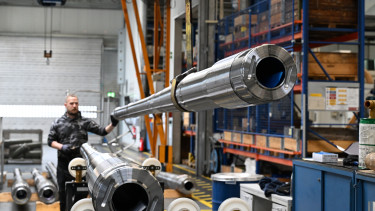 Döglegyekként köröznek a fegyvernepperek az uniós óriásberuházások körül