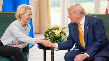 Magyarországnak is fájdalmas szankciókat tolna át Trump az EU-val