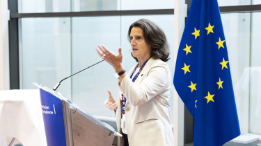 Újabb szektort fenyeget az AI, Brüsszeltől várják a vasszigor bevezetését