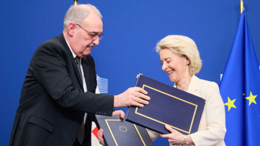 Amíg a világ a háborúra figyelt, von der Leyen egy újabb paktummal gazdagítja Brüsszel kasszáját