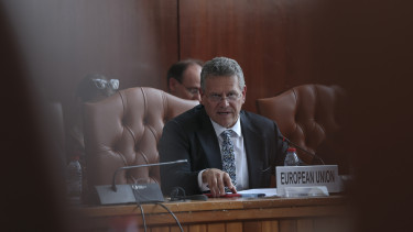 Kína oldaláról fogná meg az EU Trump embereit