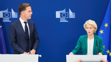 Ursula von der Leyen a NATO-főtitkár oldalán jelentette be válaszlépéseit