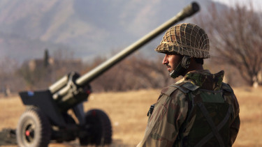 Összecsapások robbantak ki az atomhatalomban: katonai helikoptereket vetettek be