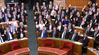 Kormányalakítás: Magyar Péter letette az esküt, és azonnal megüzente, mi lesz az előző elittel