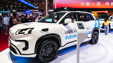 Jönnek a robotaxik Európába: kínai céggel áll össze a világ egyik legnagyobb autógyártója