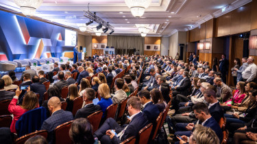 Megszűnő bértitok, dübörgő AI-forradalom, hatékony wellbeing stragégiák  − Minden trend egy helyen a szakma csúcstalálkozóján