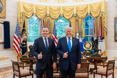 President_Donald_Trump_meets_with_and_poses_for_a_photo_with_Polish_presidential_candidate_Karol_Nawrocki_in_the_Oval_Office_(54491923778)