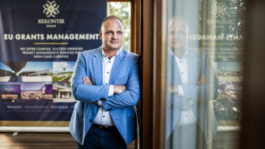 Erős pályázati dömpinggel indul az ősz, akár a negatív gazdasági környezetben is fordulat jöhet