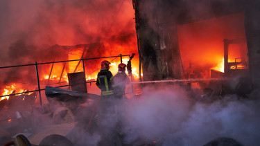 Lángokban Kijev, pusztító csapást mért Moszkva az ukrán fővárosra – Zelenszkij szerint a lehető legtöbb életet akarták kioltani