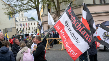 Merénylőket toborzott egy férfi német politikusok meggyilkolására – A rejtélyes Reichsbürger-mozgalom újabb tagjára csaptak le