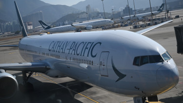 Olajár-sokk és légtérzár - Ütik a légitársaságok részvényeit