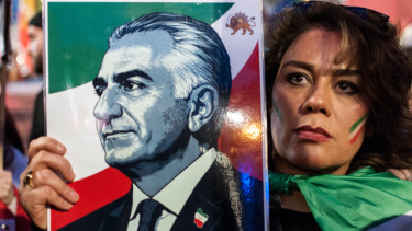 A fél világ röhög: lehet, hogy egyetlen égő hibával elbukta az iráni trónörökös a visszatérés lehetőségét