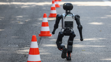 Mesterséges intelligencia ellen tüntető robotok lepték el az utcákat egy európai fővárosban