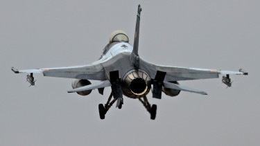 Orosz drón robbant fel Magyarország szomszédjában - NATO-vadászgépek szálltak fel az éjszaka, egy fél megyére adtak ki riasztást