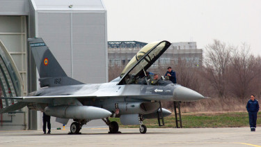 Megerősítették: tüzet nyitottak a NATO vadászgépei a behatolóra - Orosz gépet lőhettek le az F-16-osok