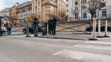 Nappal az autósoké, este minden megváltozik: különleges kapukkal alakítják át a forgalmas budapesti útszakaszt