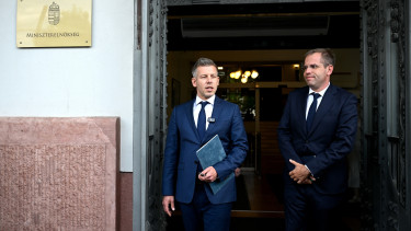 Tömegével küldik el az embereket Ruff Bálint minisztériumából: az ellenzék tisztogatást emleget