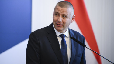 Tartalékos katonának állt a Tisza-kormány minisztere, ejtőernyős bevetésre készül