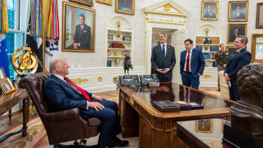 Trump embere bevédte a dollárt, homlokegyenest mást mondott, mint az elnök