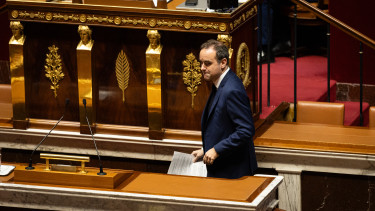 Egymás után két támadást is túlélt a francia kormány, nagy nehezen átment a költségvetés